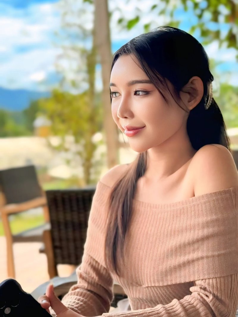 Cinematic close-up portrait of Nim Ruethaikarn (nim_rtk), professional Model in Chiang Mai, capturing raw emotion. | ภาพพอร์ตเทรตระยะใกล้แนวภาพยนตร์ของ นิ่ม ฤทัยกาญจน์ นางแบบเชียงใหม่